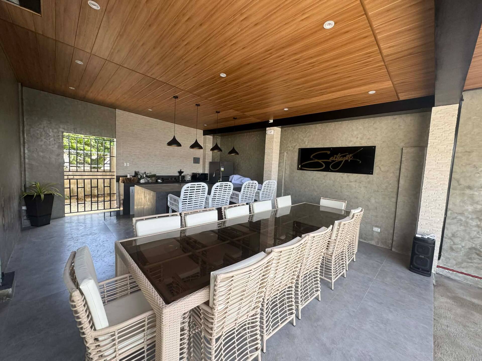 Covered Al Fresco 10-Seater Glass Dining Patio